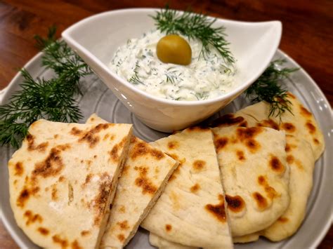 Servírované tzatziki s pita chlebom a zeleninou