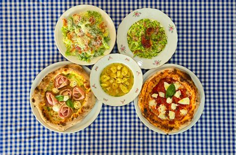 Ilustrácia pizze s tradičnými talianskymi surovinami