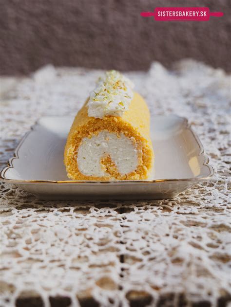 zrolovaná piškótová roláda vo vlhkej utierke