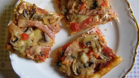 obložená pizza pred pečením