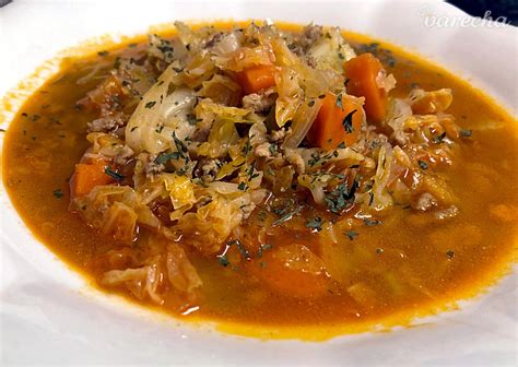 Servírovaná kelová polievka s bravčovým mäsom a chlebom