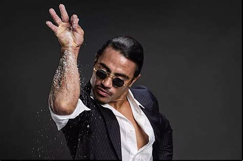 Nusret Gökçe (Salt Bae) krájajúci steak
