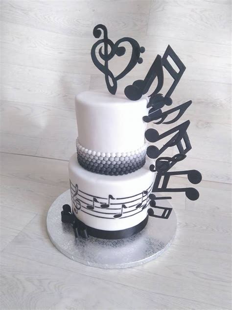 zdobená torta s notami