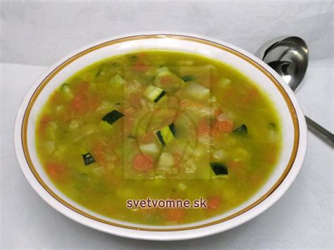 farebná zeleninová polievka