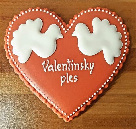 Valentínske perníkové srdiečka zdobené polevou