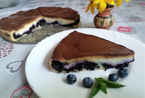 Hotový želatínový koláč s mascarpone a čučoriedkami
