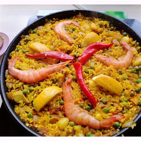 Španielska paella na stole