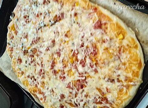 Domáca pizza pripravená na pečenie
