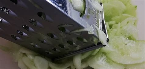 Nastrihané uhorky a jablká pripravené na šalát