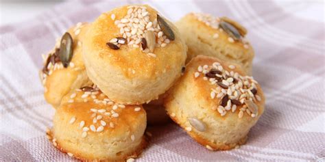 Súbor pripravených sézamových lodičiek pred pečením