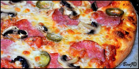 Pizza s chrumkavým dnom pečená na kameni