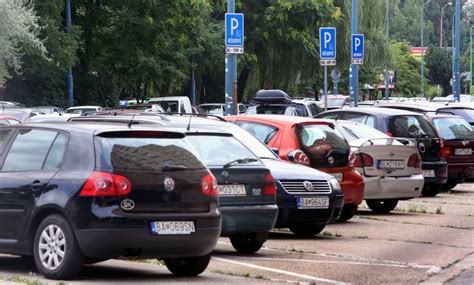 auto na peknom parkovisku