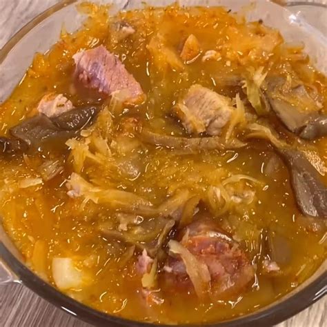 Vianočná kapustnica s údeným mäsom a klobásou