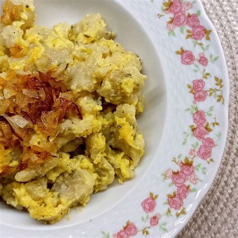 Ilustrácia roztlačených zemiakov s cesnakom a syrom