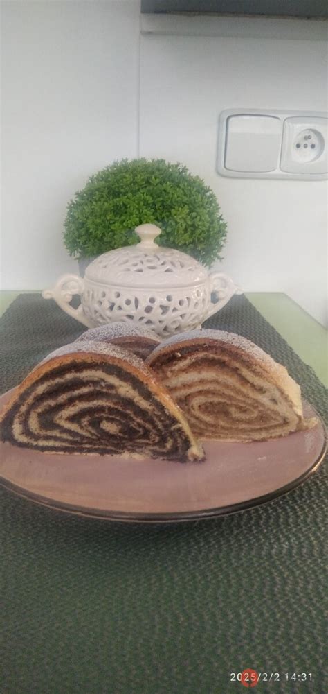 Ilustračná fotografia jogurtovej náplne v tortovom reze