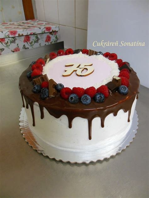 Rôzne zdobené torty sovy