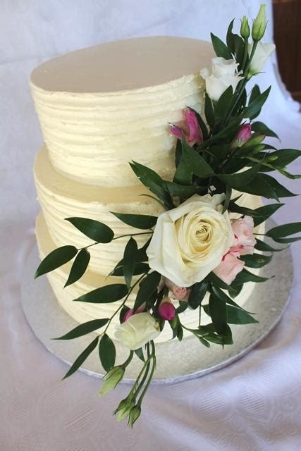 Svadobná torta zdobená živými ružami