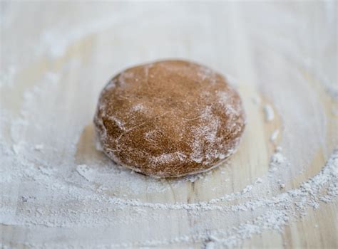 Deti miešajú cesto na medovníky