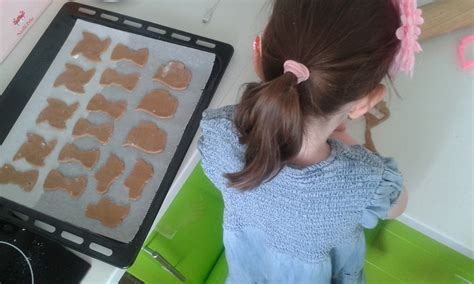 Deti zdobia farebné medovníky