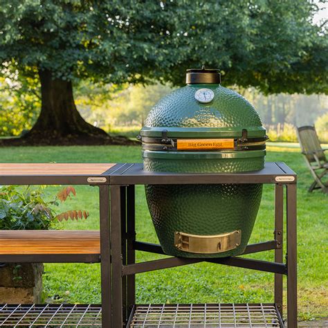 Gril Big Green Egg s pripraveným chlebom