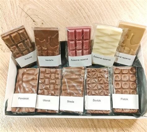 Koláž rôznych personalizovaných čokoládových produktov