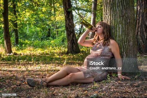 Těhotná žena popíjející čaj