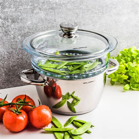 Parný hrniec s pripravenými buchtami