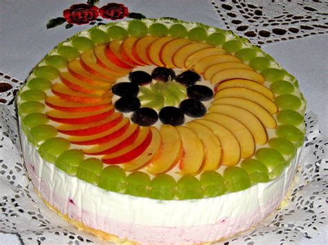 Hotová želatinová torta ozdobená figúrkou