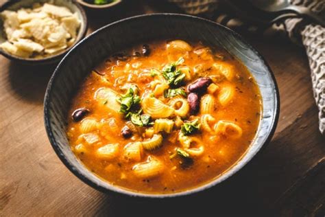 Servírovaná polievka minestrone s parmezánom
