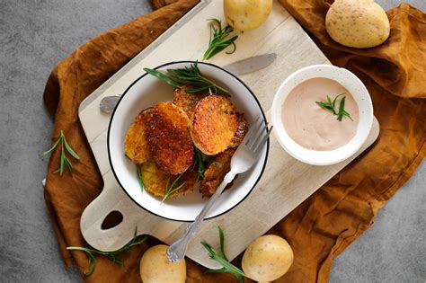 Pečené zemiaky s tatárskou omáčkou a údenou paprikou