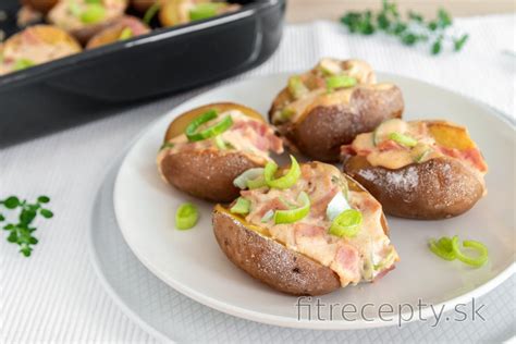 Servírované pečené zemiaky s tatárskou omáčkou