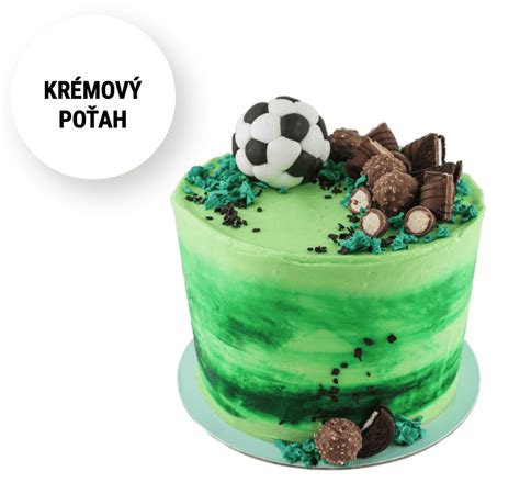 Proces zdobenia torty v tvare futbalovej lopty