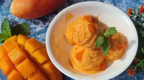 Čerstvé jahody a mango na prípravu zmrzliny