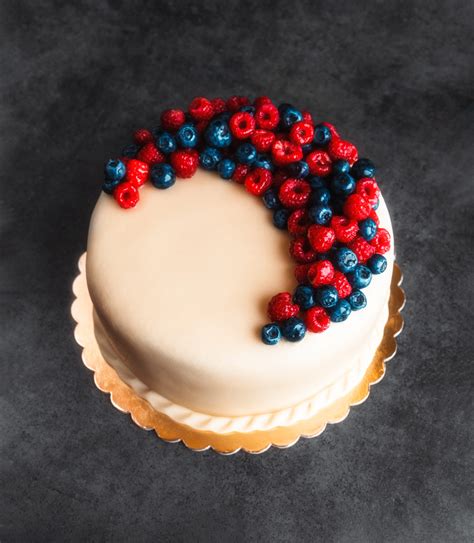 Štvorcová torta potiahnutá marcipánom