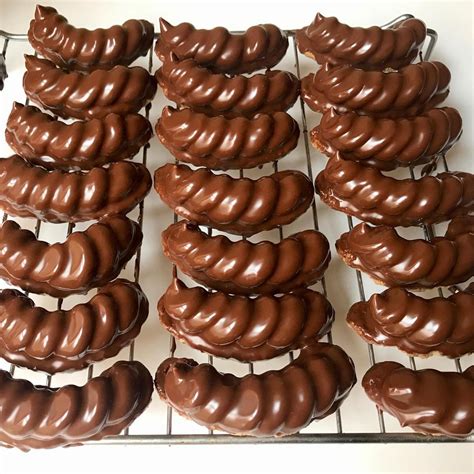 Cesto na parížske rožky v cukrárskej špičke