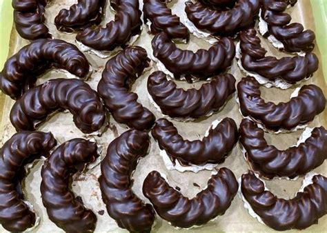 Hotové parížske rožky ozdobené čokoládou