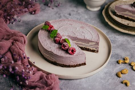 Raw torta s modrou spirulinou