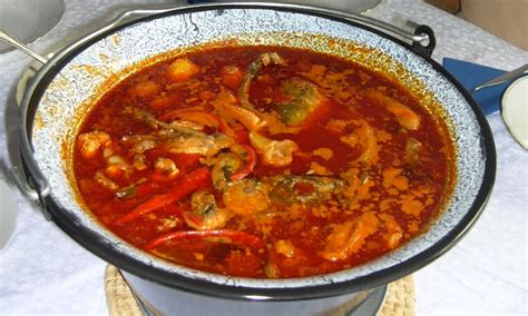 Zloženie halászlé: ryby, paprika, cibuľa