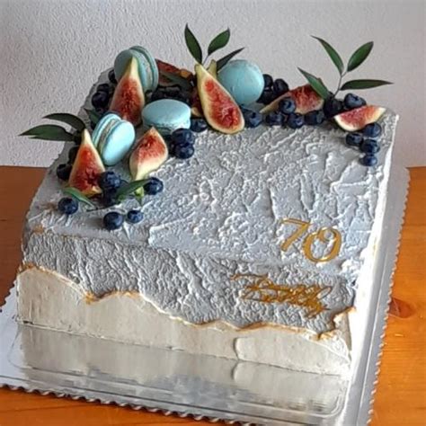Hranatá svadobná torta s moderným dizajnom