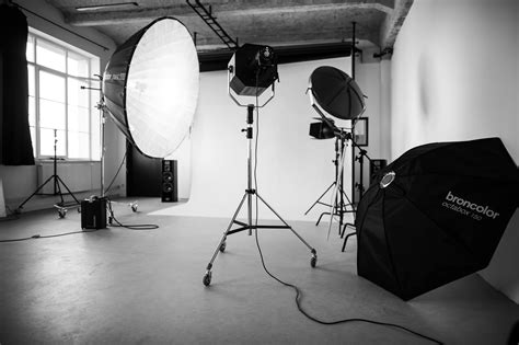 Dobový fotografický ateliér s kamerou