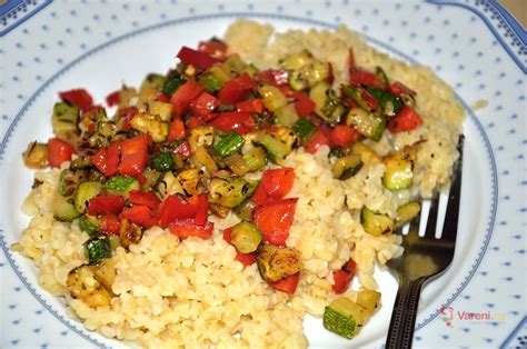 Misku s farebnou restovanou zeleninou a ryžou