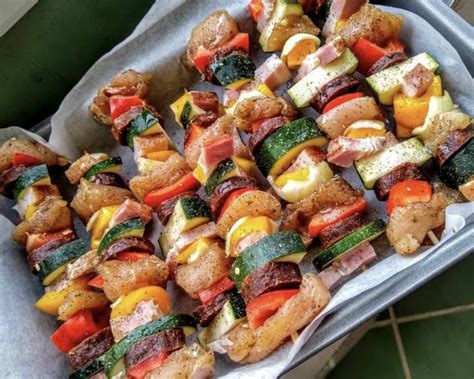 Kuracie špízy s rôznofarebnou zeleninou