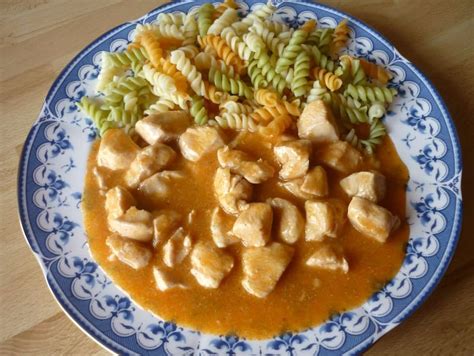 Rôznorodé kuracie jedlá na tanieroch