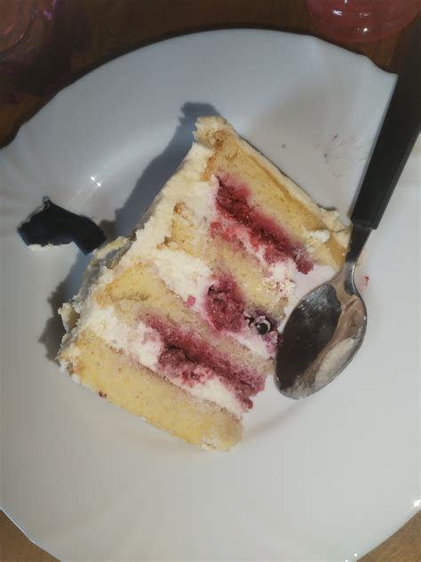 malinové pyré a krém na palacinkovú tortu