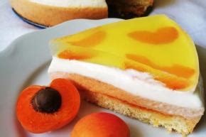 Obrátená marhuľová torta s celými marhuľami na povrchu