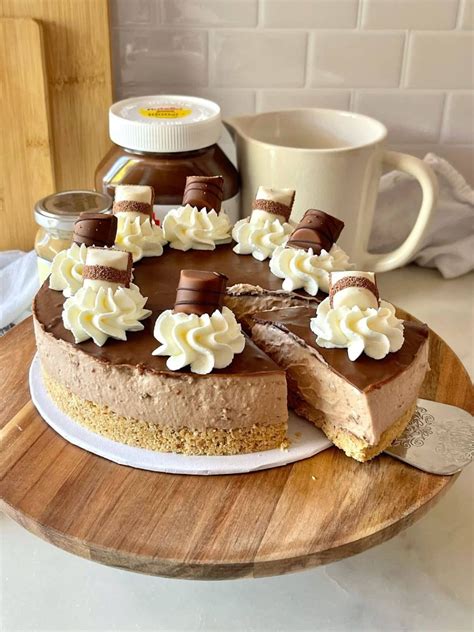 Zaujímavý Kinder cheesecake pripravený na servírovanie