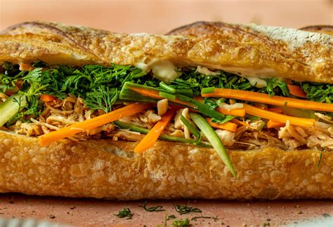 Bánh mì bageta s kuracím mäsom a zeleninou
