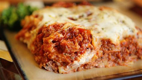 vrstvenie lasagní v zapekacej mise