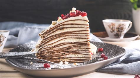 Palacinková torta s ovocím a šľahačkou