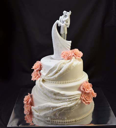 Svadobná torta s kvetmi